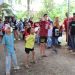 Anak-anak antusias mengikuti lomba makan kerupuk dalam rangka memeriahkan HUT ke-80 Kemerdekaan RI yang digelar warga Lorong Teratai RT 37 Bakung Jaya, Kota Jambi, Minggu (17/8/2025). (Dok. Daus)