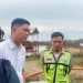 Ketua DPRD Provinsi Jambi, M. Hafiz (kanan), berdialog dengan perwakilan manajemen PT Usaha Mitra Batanghari saat sidak di lokasi stockpile batu bara di Talang Duku, Kabupaten Muarojambi, Selasa (19/8/2025). (Dok.Stepanus)