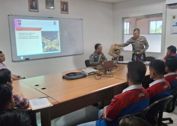Personel Satlantas Polresta Jambi memberikan sosialisasi Safety Riding kepada karyawan dan sopir di Kantor Indomaret, Jalan Lingkar Selatan, Kota Jambi, Selasa (19/8/2025).(dok.Nahar)