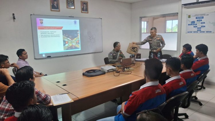 Personel Satlantas Polresta Jambi memberikan sosialisasi Safety Riding kepada karyawan dan sopir di Kantor Indomaret, Jalan Lingkar Selatan, Kota Jambi, Selasa (19/8/2025).(dok.Nahar)