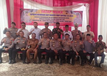 Kapolres Batanghari AKBP Handoyo Yudhy Santoso, S.I.K., M.I.K., bersama jajaran Polres Batanghari, Polsek Pemayung, dan tokoh masyarakat usai kegiatan tatap muka dalam rangka kunjungan kerja di Kecamatan Pemayung, Selasa (19/8/2025).(dok.daus)
