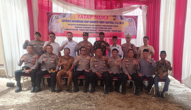 Kapolres Batanghari AKBP Handoyo Yudhy Santoso, S.I.K., M.I.K., bersama jajaran Polres Batanghari, Polsek Pemayung, dan tokoh masyarakat usai kegiatan tatap muka dalam rangka kunjungan kerja di Kecamatan Pemayung, Selasa (19/8/2025).(dok.daus)