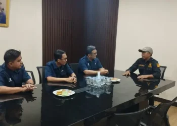 Sekretaris Dinsos Kota Jambi, Edriansyah (kedua kanan) berdiskusi dengan Direktur UT Jambi, Rahmaddian (kedua kiri), dalam pertemuan kerja sama program beasiswa KIP Kuliah di Kantor Dinsos Kota Jambi, Selasa (19/8/2025). (Dok.Stepanus)