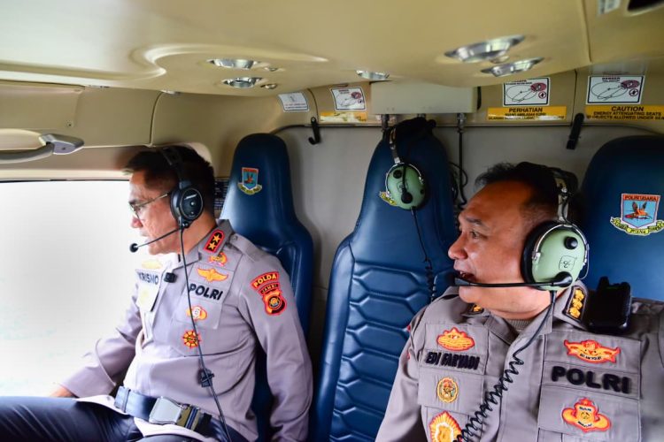 Kapolda Jambi Irjen Pol Krianto H Siregar didampingi Karo Ops Kombes Pol Edi Faryadi melakukan patroli udara untuk memantau kondisi Karhutla sekaligus progres pembangunan tol Jambi–Rengat, Jumat (22/8/2025). (dok. Humas)