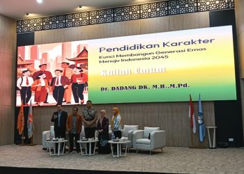 Kasubdit Bintibsos Ditbinmas Polda Jambi, AKBP Dr. Dadang Djoko Karyanto (tengah), bersama jajaran Pascasarjana Universitas Jambi dalam kuliah umum bertajuk Pendidikan Karakter di Gedung Pascasarjana UNJA, Kamis (21/8/2025). (Dok.Nahar)