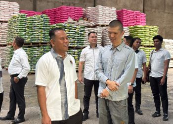Dirkrimsus Polda Jambi, Kombes Pol Taufik Nurmandia bersama tim saat meninjau gudang distributor beras di Kota Jambi, Kamis (21/8/2025).(Dok. Nahar)