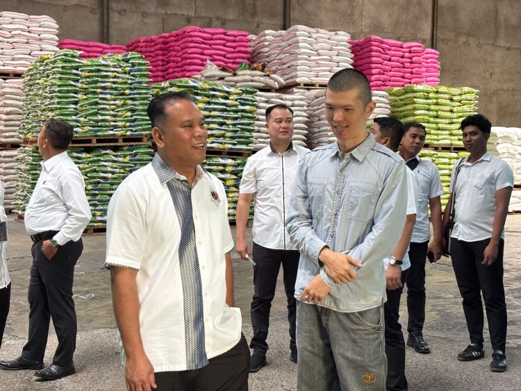 Dirkrimsus Polda Jambi, Kombes Pol Taufik Nurmandia bersama tim saat meninjau gudang distributor beras di Kota Jambi, Kamis (21/8/2025).(Dok. Nahar)