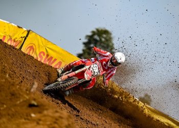 Crosser muda Astra Honda Racing Team, Arsenio Algifari, beraksi di lintasan motocross Wonosobo, Jawa Tengah.(dok. Sisnsen)