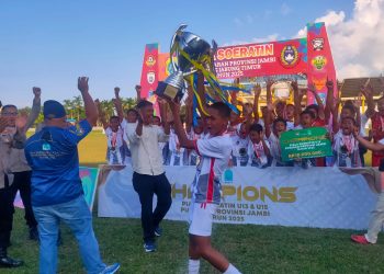 Para pemain SSB JTS Kota Jambi merayakan kemenangan setelah menjuarai Piala Soeratin U-13 Putaran Provinsi Jambi 2025 di Stadion GOR Paduka Berhala, Tanjabtim, Jumat (22/8/2025).(Dok. Daus)