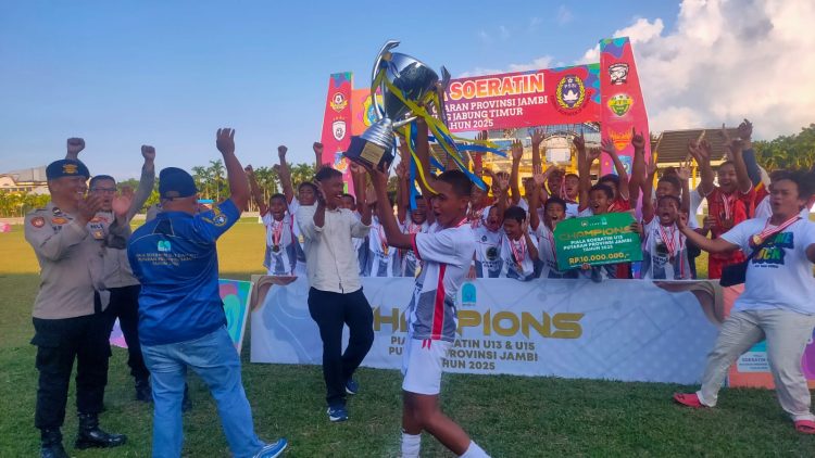 Para pemain SSB JTS Kota Jambi merayakan kemenangan setelah menjuarai Piala Soeratin U-13 Putaran Provinsi Jambi 2025 di Stadion GOR Paduka Berhala, Tanjabtim, Jumat (22/8/2025).(Dok. Daus)