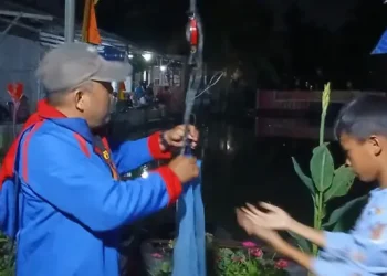 Warga RT 31 Kelurahan Kenali Asam, Kota Jambi, mengikuti lomba mancing di Kolam Pemancingan Vespania dalam rangka memeriahkan HUT ke-80 Republik Indonesia, Sabtu (23/8/2025) malam. (Dok. Daus)