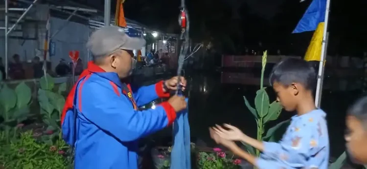 Warga RT 31 Kelurahan Kenali Asam, Kota Jambi, mengikuti lomba mancing di Kolam Pemancingan Vespania dalam rangka memeriahkan HUT ke-80 Republik Indonesia, Sabtu (23/8/2025) malam. (Dok. Daus)