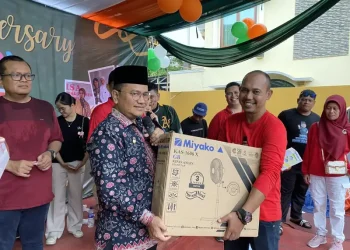 Wali Kota Jambi, Maulana, menyerahkan doorprize kepada peserta dalam perayaan HUT ke-17 RSIA ANNISA di Kota Jambi, Sabtu (23/8/2025). (Dok.Yola)