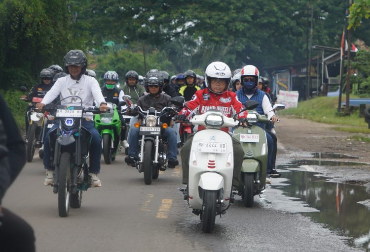 Gubernur Al Haris bersama Danrem 042/Gapu Brigjen TNI Heri Purwanto dan komunitas bikers mengikuti kegiatan Sunmori dalam rangka HUT ke-80 RI di Kota Jambi, Minggu (24/8/2025).(dok.Yol)