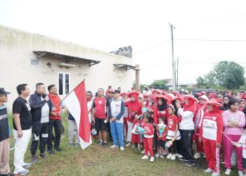 Ketua DPRD Kota Jambi Kemas Faried Alfarelly bersama Kapolresta Jambi Kombes Pol Boy Sutan Binanga Siregar melepas peserta jalan santai dalam rangka HUT ke-80 RI di Teratai Jaya, Kota Jambi, Minggu (24/8/2025). (Dok. Daus)