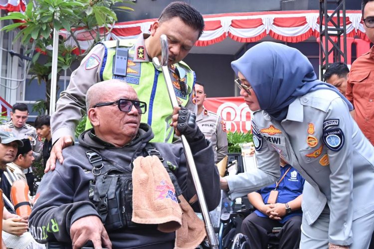 Kakorlantas Polri Irjen Pol Agus Suryo Nugroho bersama Plt Dirut Jasa Raharja Dewi Aryani Suzana saat menghadiri acara Retrospeksi Korban Kecelakaan di CFD Jakarta, Minggu (24/8/2025).(dok. Humas)
