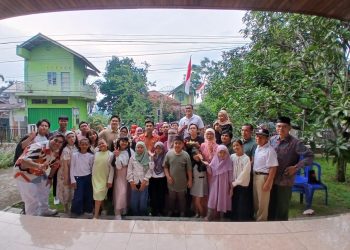 Wawako Diza Hazra Aljosha, berfoto bersama para pemain, kru, dan warga dalam acara doa bersama produksi film lokal ‘LANA’ di Jambi, Minggu (24/8/2025).(Dok.Daus)