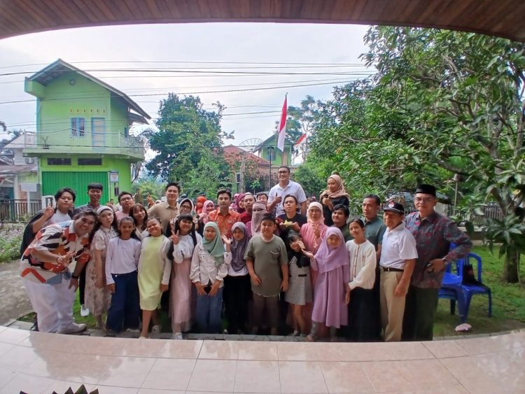 Wawako Diza Hazra Aljosha, berfoto bersama para pemain, kru, dan warga dalam acara doa bersama produksi film lokal ‘LANA’ di Jambi, Minggu (24/8/2025).(Dok.Daus)