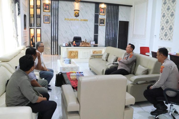 Kapolresta Jambi Kombes Pol Boy Sutan Binanga Siregar menerima audiensi jajaran Bea Cukai Jambi di ruang kerjanya, Selasa (26/8/2025) (Dok.Nahar)