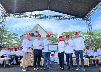Rektor Universitas Jambi Prof. Dr. Helmi bersama Kepala OJK Jambi Yan Iswara Rosya menerima piagam Rekor MURI pada penutupan PKKMB 2025 di Jambi, Senin (25/8/2025).(Dok.Daus)