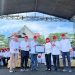 Rektor Universitas Jambi Prof. Dr. Helmi bersama Kepala OJK Jambi Yan Iswara Rosya menerima piagam Rekor MURI pada penutupan PKKMB 2025 di Jambi, Senin (25/8/2025).(Dok.Daus)
