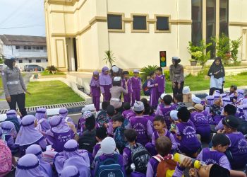 Siswa-siswi SD Nurul Ilmi Kota Jambi mengikuti edukasi tertib lalu lintas bersama Satlantas Polresta Jambi di halaman Mapolresta Jambi, Kamis (28/8/2025).(Dok.Nahar)