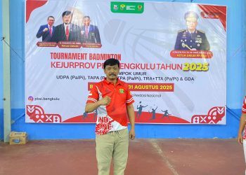 Ketum Pengprov PBSI Bengkulu, H. Suharto, S.E., M.B.A., berpoto usai pembukaan turnamen Kejurprov PBSI Bengkulu 2025 yang berlangsung 28–31 Agustus 2025 di Bengkulu. (Dok
Yola)