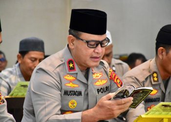Wakapolda Jambi Brigjen Pol. Mirza Mustaqim membaca Al-Qur’an saat kegiatan Khotmil Al-Qur’an di Masjid Al Ikhlas Polda Jambi, Kamis (28/8/2025). (Dok.Humas)