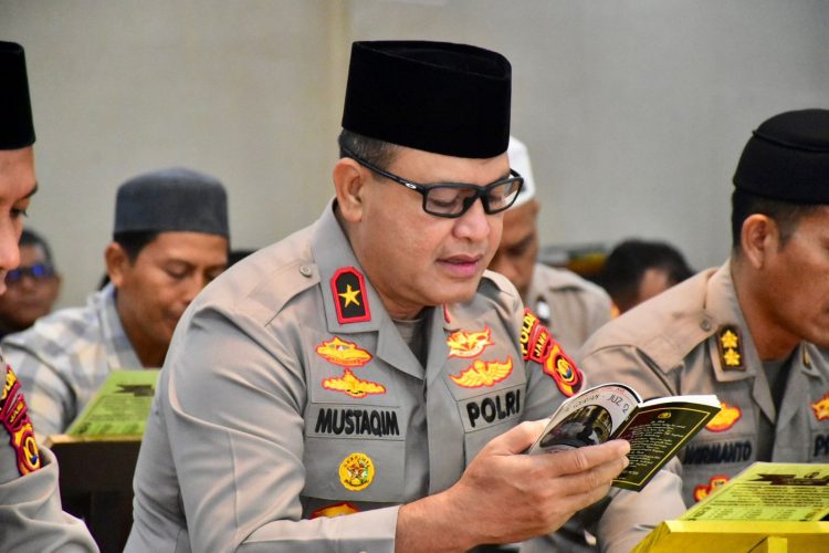 Wakapolda Jambi Brigjen Pol. Mirza Mustaqim membaca Al-Qur’an saat kegiatan Khotmil Al-Qur’an di Masjid Al Ikhlas Polda Jambi, Kamis (28/8/2025). (Dok.Humas)