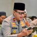 Wakapolda Jambi Brigjen Pol. Mirza Mustaqim membaca Al-Qur’an saat kegiatan Khotmil Al-Qur’an di Masjid Al Ikhlas Polda Jambi, Kamis (28/8/2025). (Dok.Humas)