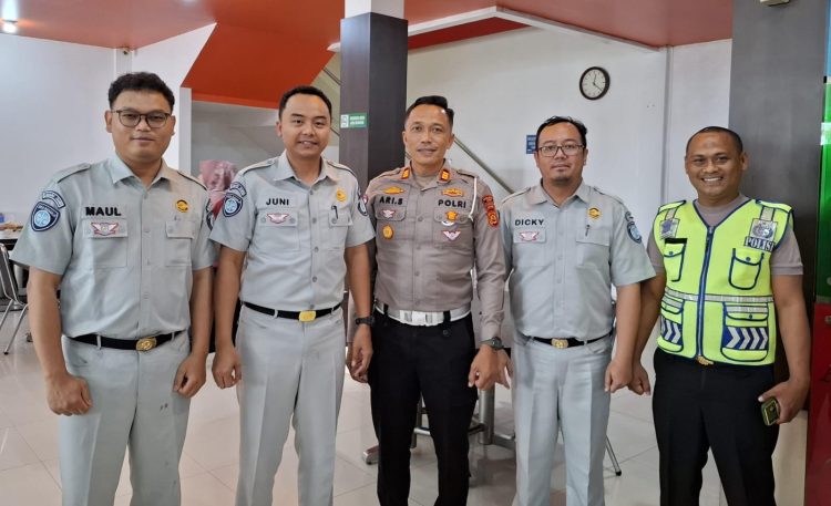 Kasat Lantas Polres Tebo AKP Ari Sunaryo bersama perwakilan Jasa Raharja Cabang Muara Bungo usai Forum Komunikasi Lalu Lintas di Kabupaten Tebo, (Dok. Humas)