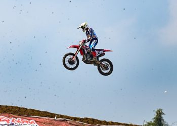 Aksi crosser Astra Honda Racing Team, Arsenio Algifari, saat melayang dengan motor CRF250R pada Kejurnas Motocross Indonesia 2025 seri kelima di Wonosobo, Jawa Tengah. (Dok.Sinsen)