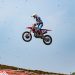 Aksi crosser Astra Honda Racing Team, Arsenio Algifari, saat melayang dengan motor CRF250R pada Kejurnas Motocross Indonesia 2025 seri kelima di Wonosobo, Jawa Tengah. (Dok.Sinsen)