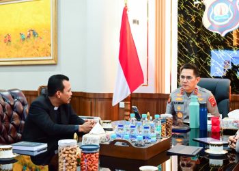 Kapolda Jambi Irjen Pol Krisno Halomoan Siregar menerima audiensi Praeses HKBP Distrik XXV Jambi, Pendeta Kamson R.A. Pasaribu, bersama jajaran di ruang kerjanya, Kamis (28/8/2025).(dok.Humas)