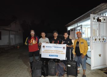 Delegasi PWI Kota Jambi berfoto bersama sebelum berangkat menuju Kongres PWI 2025 di Cikarang, Kamis (28/8/205) malam (Dok.Nahar)