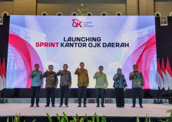 Pimpinan OJK berfoto bersama saat peluncuran SPRINT Kantor OJK Daerah di Solo, Selasa (26/8/2025).(Dok.Humas OJK) 