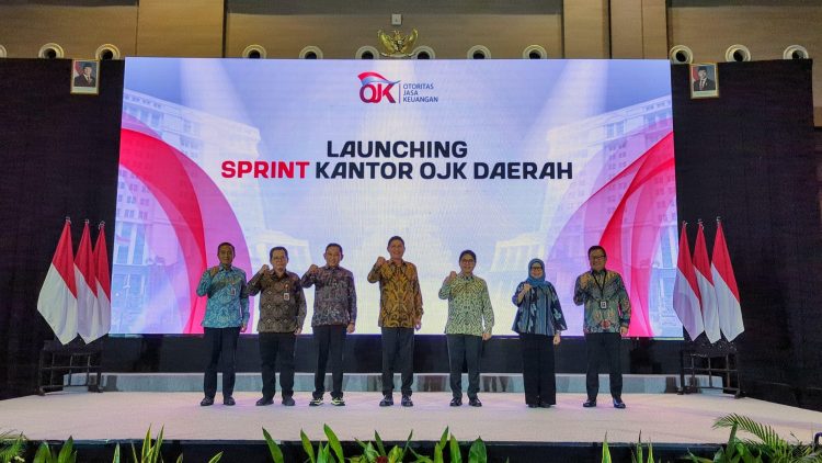 Pimpinan OJK berfoto bersama saat peluncuran SPRINT Kantor OJK Daerah di Solo, Selasa (26/8/2025).(Dok.Humas OJK) 