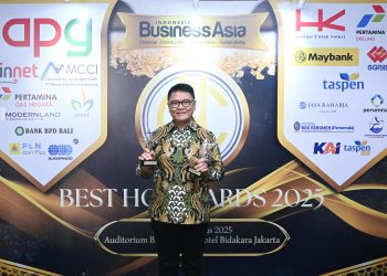 Direktur SDM dan Umum Jasa Raharja Rubi Handojo menerima dua penghargaan dalam ajang BEST HC Award 2025 di Jakarta Rabu (27/8/2025). (Dok.Humas JR)