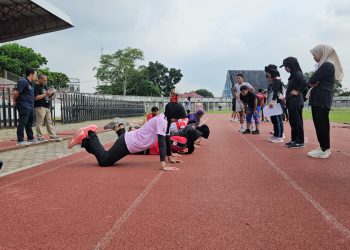 Sejumlah atlet Jambi menjalani tes fisik sebagai persiapan menuju PON Bela Diri 2025 di Stadion KONI Jambi.Jumat (29/8/2025).(Dok.Stepanus)