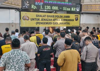 Jajaran Polda Jambi melaksanakan salat gaib di Masjid Al-Ikhlas Polda Jambi, Jumat (29/8/2025). (Dok.Nahar)