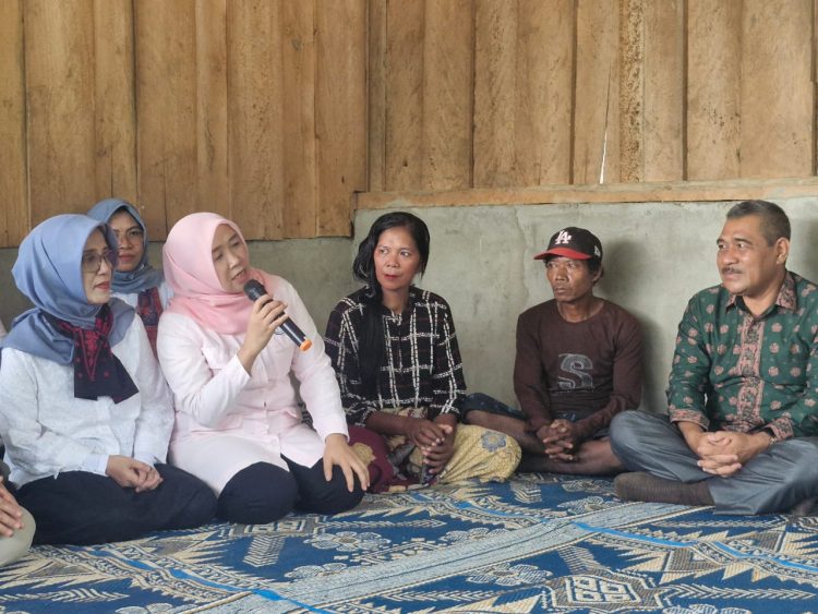 Bunda PAUD, Hesti Haris berdialog dengan masyarakat Desa Hajran saat kunjungan ke kawasan pemberdayaan Suku Anak Dalam di Kecamatan Bathin XXIV, Kabupaten Batang Hari, Jumat (29/8/2025).(Dok.Stepanus)