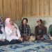 Bunda PAUD, Hesti Haris berdialog dengan masyarakat Desa Hajran saat kunjungan ke kawasan pemberdayaan Suku Anak Dalam di Kecamatan Bathin XXIV, Kabupaten Batang Hari, Jumat (29/8/2025).(Dok.Stepanus)