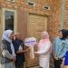 Ketua Pembina Posyandu Provinsi Jambi, Hesti Haris, menyerahkan kunci simbolis program Bedah Rumah kepada warga penerima manfaat di Desa Pematang Gajah, Jaluko, Muaro Jambi, Jumat (29/8/2025).(Dok.Daus)