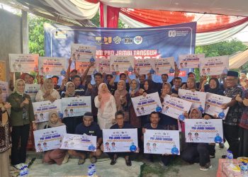 Ketua Pembina Posyandu Provinsi Jambi, Hj. Hesti Haris, menyerahkan bantuan Program Bedah Rumah Pro Jambi Tangguh senilai Rp20 juta per unit kepada warga Kota Jambi, Jumat (29/8/2025). (Dok.Daus)