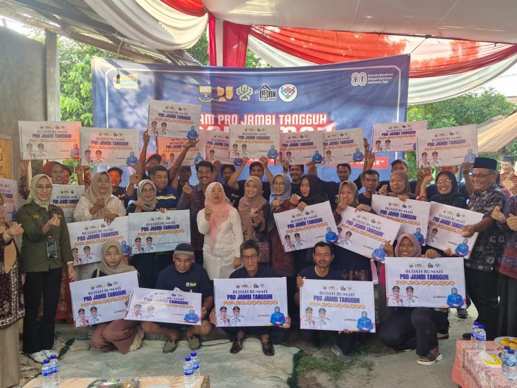 Ketua Pembina Posyandu Provinsi Jambi, Hj. Hesti Haris, menyerahkan bantuan Program Bedah Rumah Pro Jambi Tangguh senilai Rp20 juta per unit kepada warga Kota Jambi, Jumat (29/8/2025). (Dok.Daus)