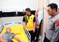 Kapolda Jambi, Irjen Pol Krisno H. Siregar, menjenguk salah satu anggota polisi yang dirawat di Rumah Sakit Bhayangkara Jambi usai mengalami luka saat mengamankan aksi unjuk rasa, Jumat (29/8/2025). (Dok.Humas)