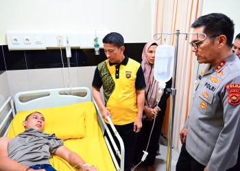 Kapolda Jambi, Irjen Pol Krisno H. Siregar, menjenguk salah satu anggota polisi yang dirawat di Rumah Sakit Bhayangkara Jambi usai mengalami luka saat mengamankan aksi unjuk rasa, Jumat (29/8/2025). (Dok.Humas)