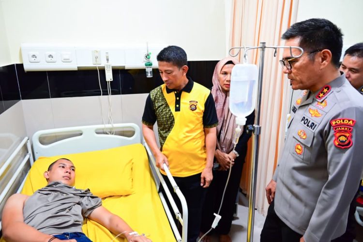 Kapolda Jambi, Irjen Pol Krisno H. Siregar, menjenguk salah satu anggota polisi yang dirawat di Rumah Sakit Bhayangkara Jambi usai mengalami luka saat mengamankan aksi unjuk rasa, Jumat (29/8/2025). (Dok.Humas)