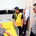 Kapolda Jambi, Irjen Pol Krisno H. Siregar, menjenguk salah satu anggota polisi yang dirawat di Rumah Sakit Bhayangkara Jambi usai mengalami luka saat mengamankan aksi unjuk rasa, Jumat (29/8/2025). (Dok.Humas)