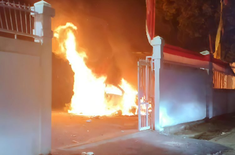 Kendaraan milik jurnalis terbakar saat aksi demo ricuh di Komplek Perkantoran Gubernuran Jambi, Sabtu (30/8/2025) dini hari. (Dok.Steapnus)